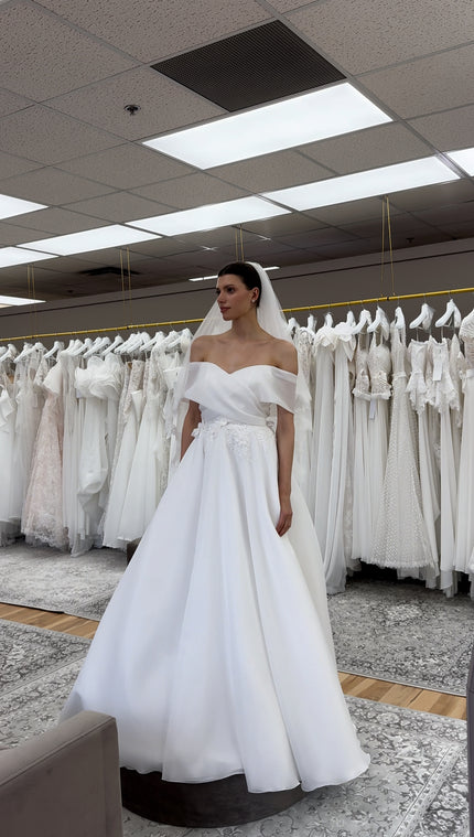 Elegant Off-the-Shoulder A-Line Wedding Dress with Floral Appliqué